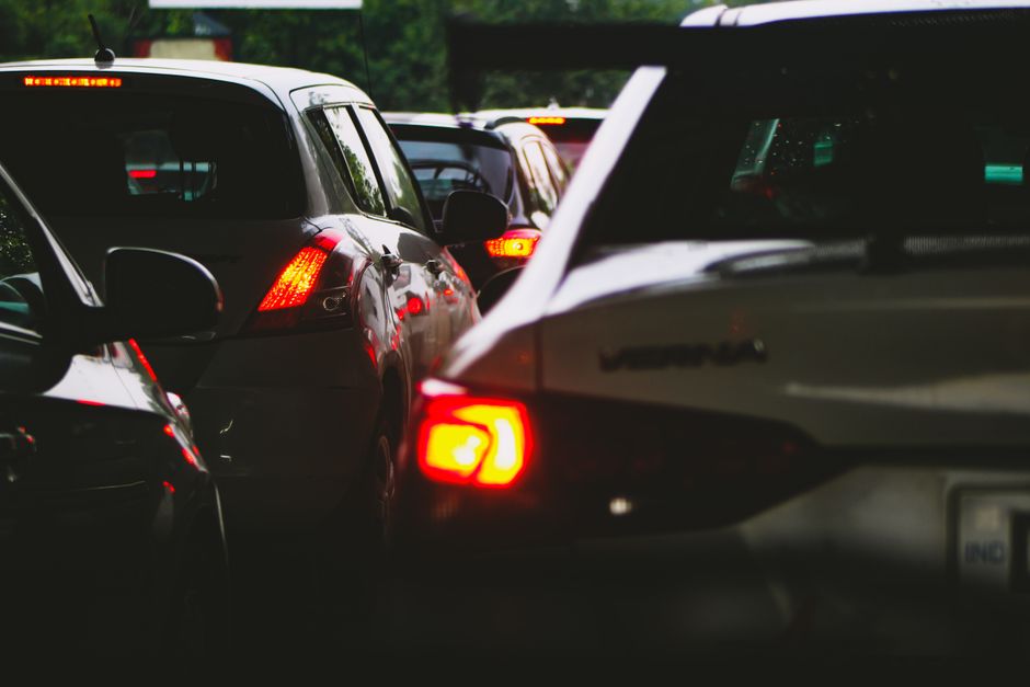 楼下那扇铁皮门上的呼叫铃，按钮的塑料壳已经裂了，露出里面一小截铜片。每次有人按，楼上的蜂鸣器就发出一种沙哑的颤音，像老式发动机打不着火。我搬进这栋六层红砖楼的时候，楼下还停着一辆墨绿色的桑塔纳，车主是二楼的赵叔。他每天早晨六点半准时出门，先绕车转一圈，踢踢轮胎，再拉开车门坐进去。那辆车启动的声音，和门禁铃一样老，一样固执，要在冷天里喘上三四回才肯进入怠速。后来赵叔换了电动车，桑塔纳卖了八千块。小区里的车越来越多，门禁铃却再没换过。